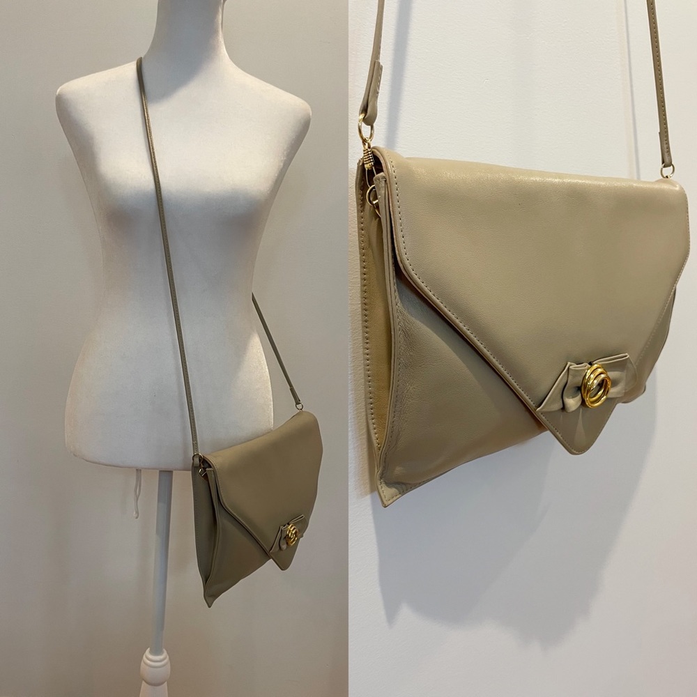 Vintage 80s Tan Vegan Leather Oversized Envelope Crossbody w/Gold Tone Accent